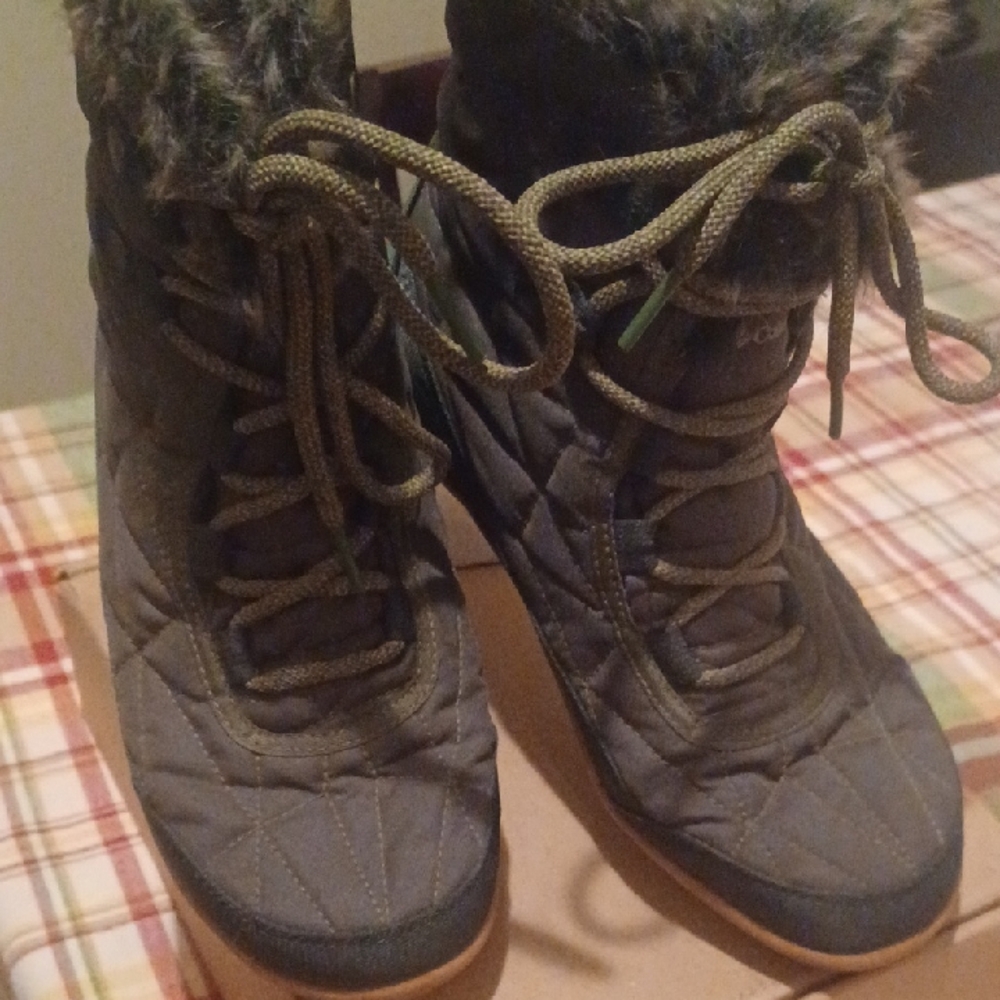 Columbia Olive Green Quilted Winter Boots with Faux Fur